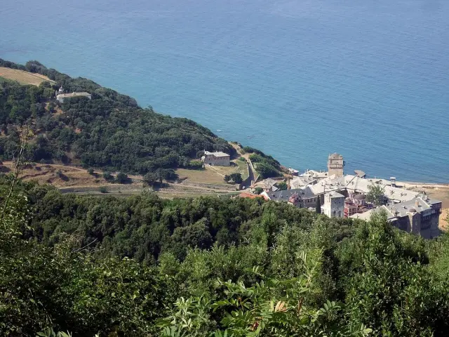 Un preot a împuşcat un român pe muntele Athos