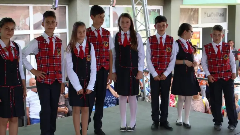 Uniformele școlare obligatorii, din nou în dezbatere