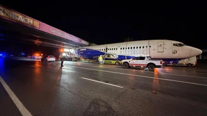 Avion transportat pe DN1, blocat sub un pod CFR în zona Otopeni