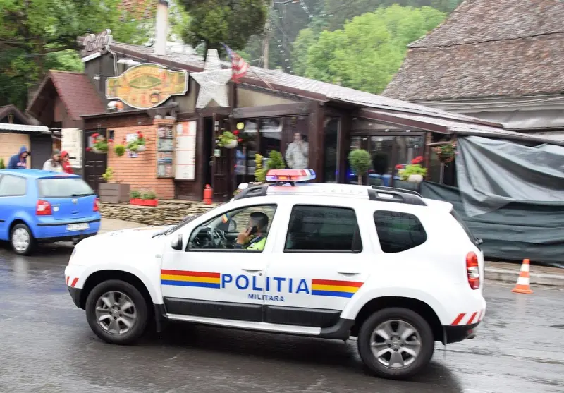 O femeie răpită și ținută schestrată într-un apartament din București, salvată de polițiști